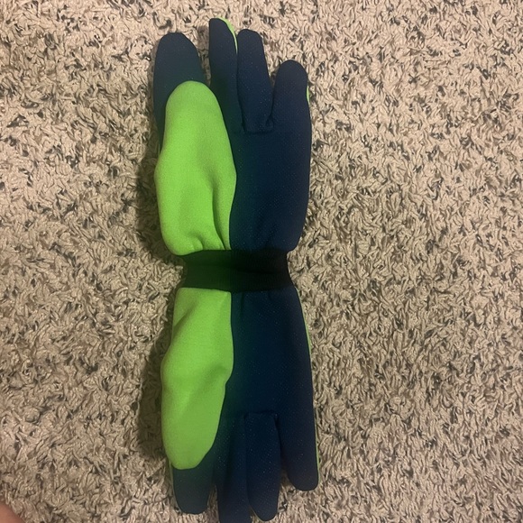 Seahawks winter gloves - Picture 2 of 3